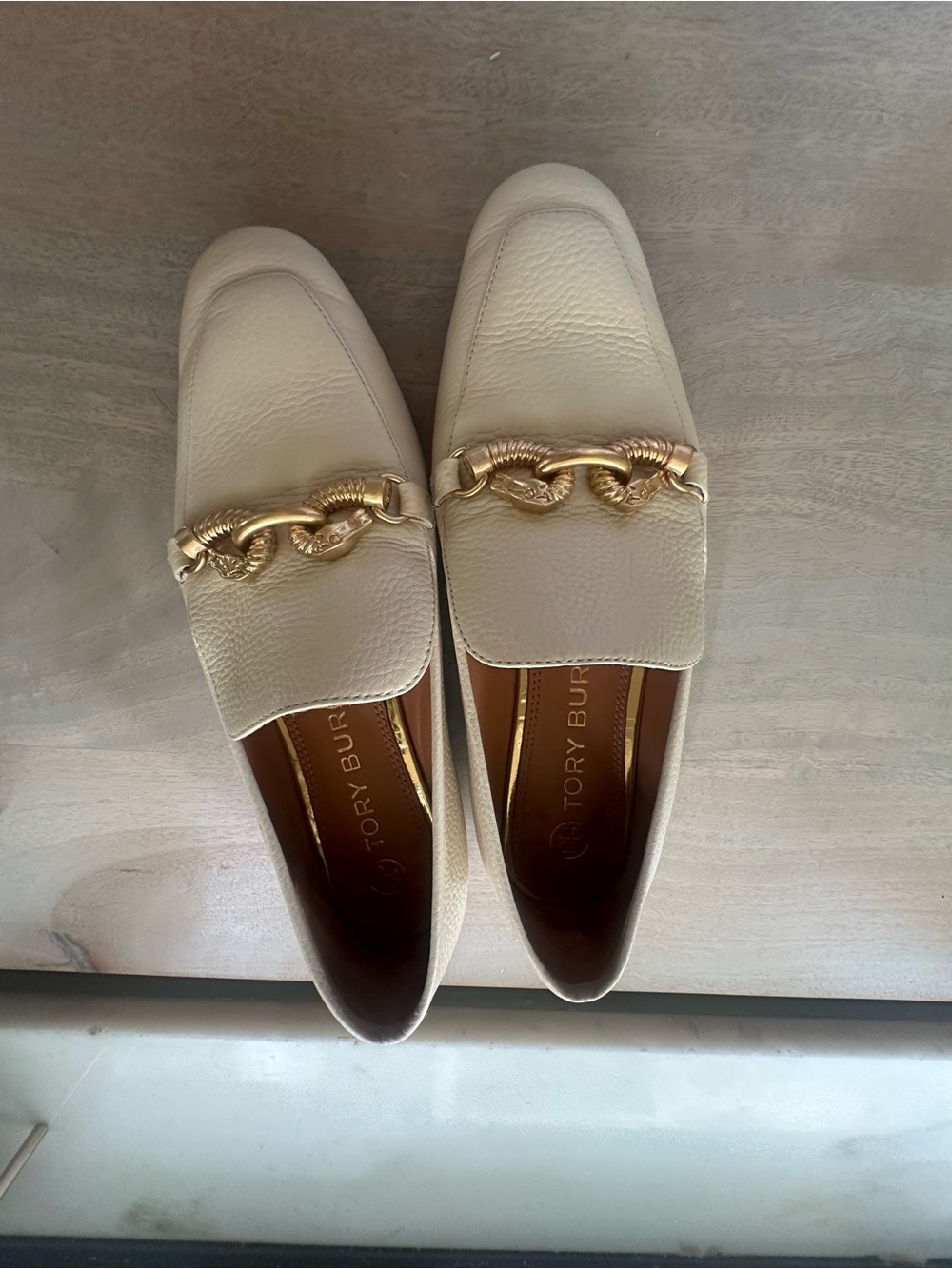 Tory Burch Cream Leather Loafers with Gold Horsebit - Picture 2 of 15